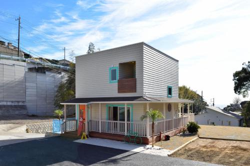 a small house on the side of a street at Manazuru ALOHA - Vacation STAY 12678v in Manazuru
