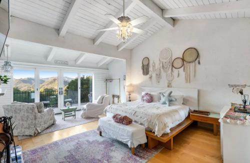 um quarto com uma cama e uma sala de estar em The Malibu Retreat Private Compound w/ Salt Water Pool + Views em Malibu