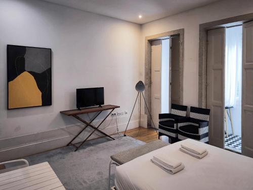 Citybreak-apartments Lapa في بورتو: غرفة معيشة مع تلفزيون وأريكة وطاولة