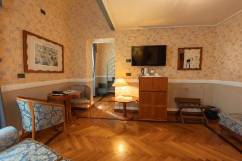 TV a/nebo společenská místnost v ubytování Grand Hotel Ortigia