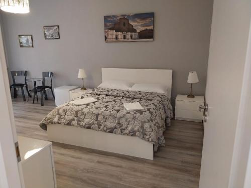 - une chambre avec un lit, 2 tables et des chaises dans l'établissement Affittacamere Polese, à Bologne