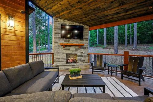 a living room with a couch and a fireplace at Ember Skye Cabin - 2 bdr & Bunk Nook/2.5 bath in Broken Bow