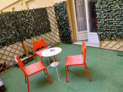 3 chaises, une table, une table et des chaises dans l'établissement Affittacamere Polese, à Bologne