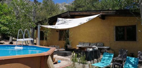 ein Haus mit Pool und Zelt darüber in der Unterkunft villa Pedriza II in Mataelpino