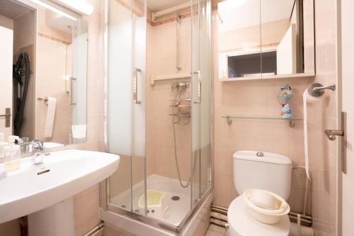 une salle de bain avec une douche, des toilettes et un lavabo dans l'établissement Julian's house charmant 3 pièces, à Levallois-Perret
