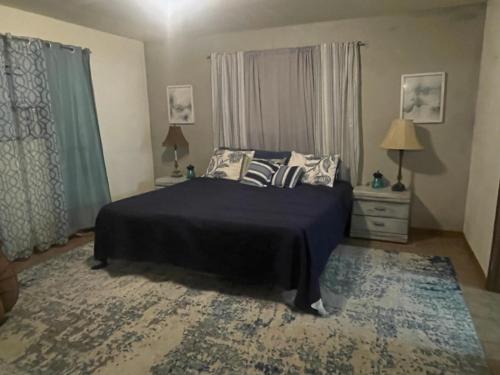 - une chambre avec un lit doté d'une couverture noire et d'un tapis dans l'établissement April ‘s Family Getaway, à Rockport