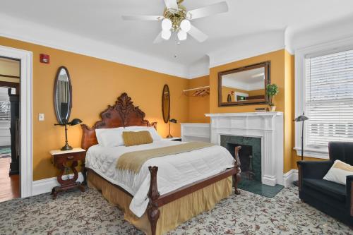 1 dormitorio con 1 cama grande y chimenea en The Pasfield House en Springfield