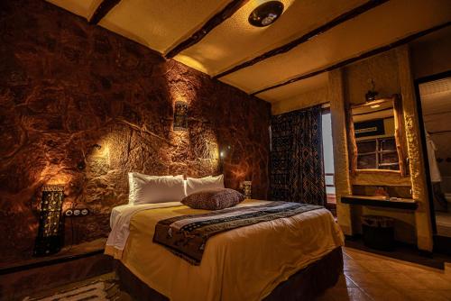 a bedroom with a large bed in a room at Hotel Xaluca Dades in Boumalne