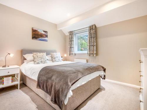 a bedroom with a bed and a window at 4 Bed in Newlands Valley SZ204 in Braithwaite