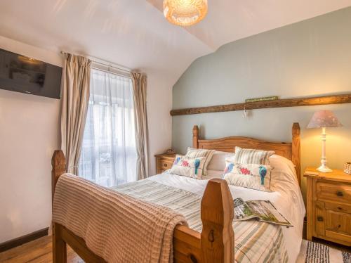 1 bed property in Trefor Beach 77891 في Llanaelhaiarn: غرفة نوم بسرير ونافذة