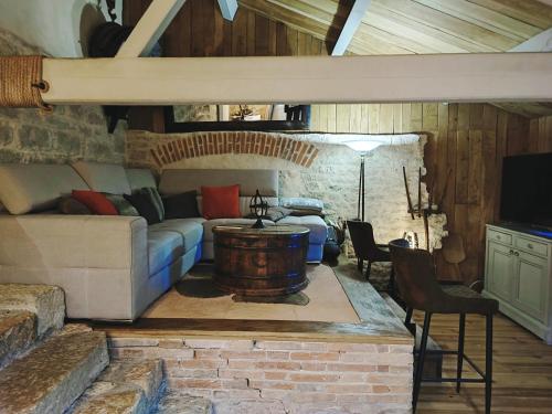 LE DOMAINE DU SENS في Frontenaud: غرفة معيشة مع أريكة وطاولة