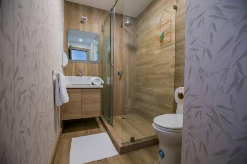 La salle de bains est pourvue d'une douche, de toilettes et d'un lavabo. dans l'établissement Alba Spacious Apartment, à Quito