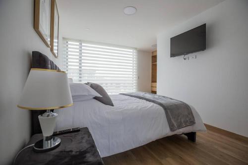 En eller flere senger på et rom på Alba Spacious Apartment