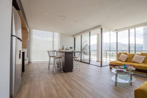 una sala de estar con un sofá y una mesa en Alba Spacious Apartment, en Quito