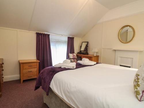 ein Schlafzimmer mit einem großen weißen Bett und einem Fenster in der Unterkunft 4 Rose Cottages in Looe