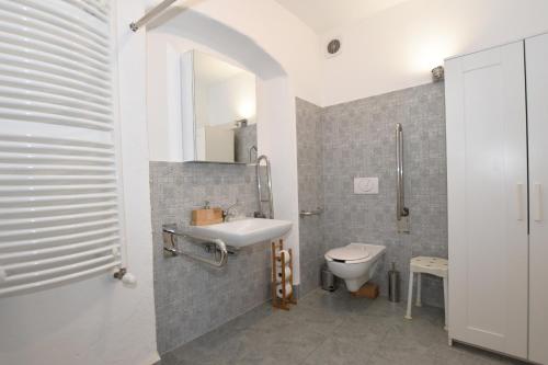 een badkamer met een wastafel en een toilet bij Młyn Karpnicki - Fischbacher Muehle in Karpniki
