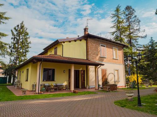 una pequeña casa amarilla con techo en B&B Villa Erika, en Villa San Martino