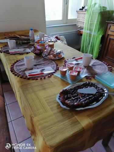 una mesa de madera con comida encima en Hâvre de paix, en Broons