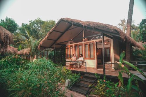 Anahata Retreat Beach Front Ashwem Goaにある庭