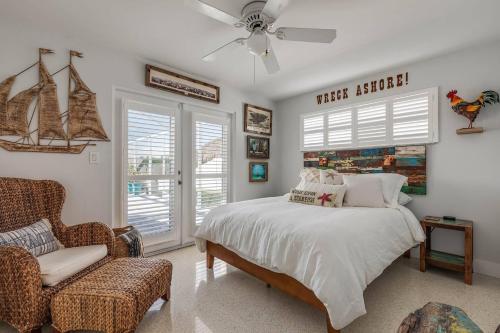 1 dormitorio con 1 cama y 1 silla en Pearl Luxury Poolcanal Shipwreck History Hunt Fun, en Cocoa Beach