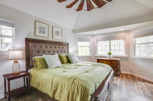 Un dormitorio con una cama grande y una lámpara de araña. en Conroe Home with Enclosed Deck Pets Welcome!, en Conroe