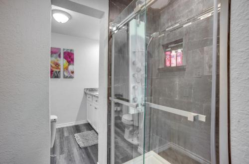 baño con ducha y puerta de cristal en Conroe Home with Enclosed Deck Pets Welcome!, en Conroe