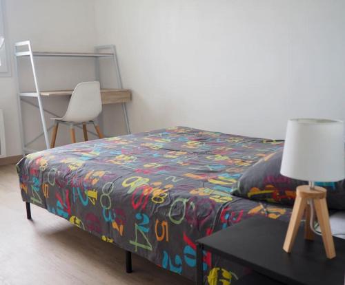 une chambre avec un lit, une table et une chaise dans l'établissement Maison 6-8 personnes 3 chambres, aux Pieux