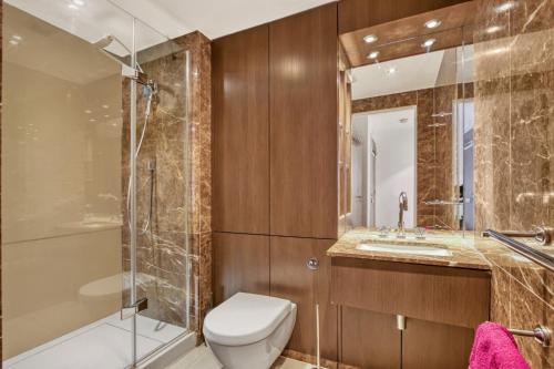 倫敦的住宿－Modern Chíc Studio Chelsea，浴室配有卫生间、淋浴和盥洗盆。