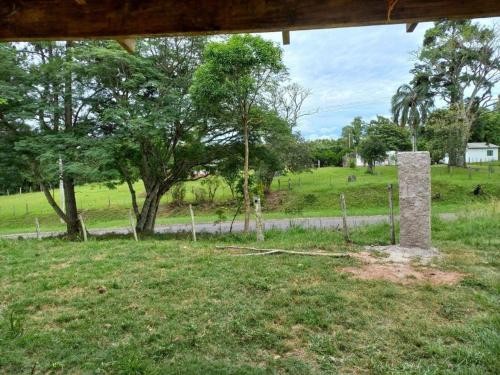 - une vue sur un champ arboré et une clôture dans l'établissement Casa da Vigia, à Santana do Livramento