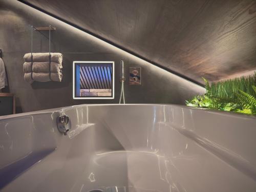 een groot wit bad in de badkamer bij Villa 10 min from city - perfect for families - Renovated 2024 in Garðabær