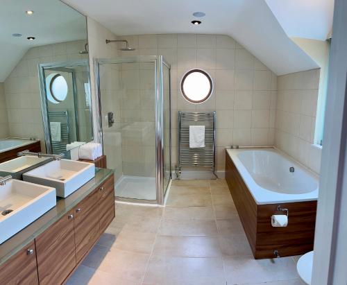 y baño con bañera, ducha y lavamanos. en Roseberry House, en Newcastle Emlyn