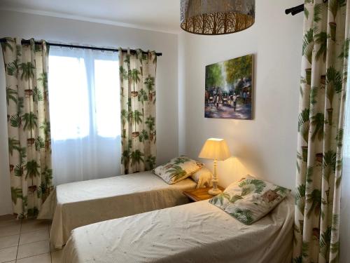 Una cama o camas en una habitación de Villa Les Jacarandas