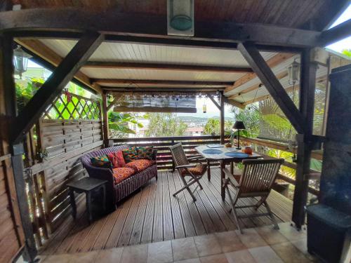 Balkón nebo terasa v ubytování Studio Bwa Banbou dans Villa Fleurs des Iles