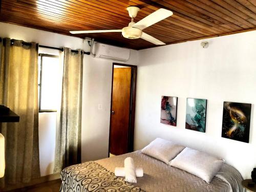 a bedroom with a bed and a ceiling fan at Casa Río donde guardamos un secreto encantador in Montería