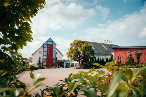 ein Hotel mit einem roten und weißen Gebäude in der Unterkunft Hotel Ochsen & Restaurant in Merklingen