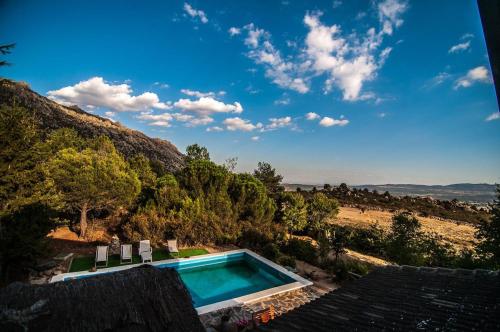 einen Pool mit Bergblick in der Unterkunft villa pedriza I in Mataelpino