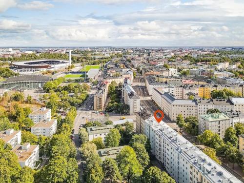 een luchtzicht op een stad met gebouwen en bomen bij Renovated 64m2 apartment in Helsinki