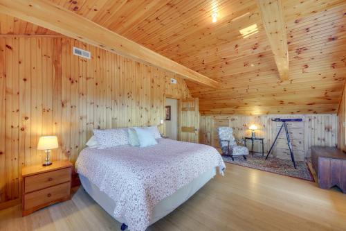 1 dormitorio con 1 cama en una cabaña de madera en Spacious Harrison Cabin about 1 Mi to Long Lake!, en Bridgton