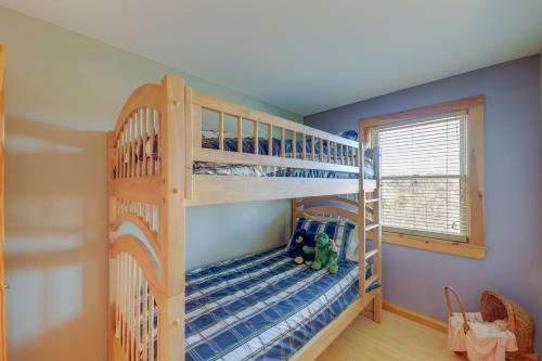 Katil atau katil-katil dalam bilik di Spacious Harrison Cabin about 1 Mi to Long Lake!