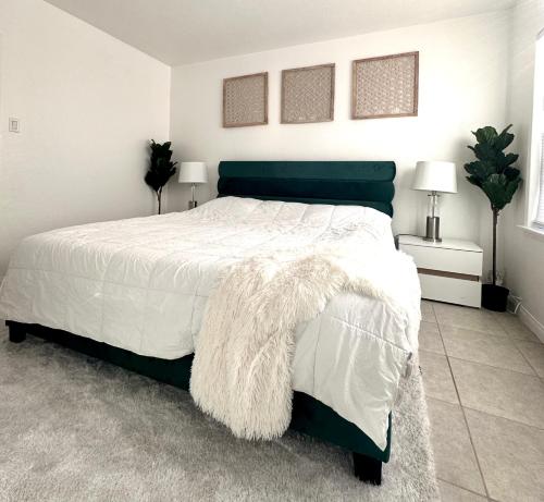 風鈴草市的住宿－Cottage Stay: near LA & OC，卧室配有一张带白色棉被的大床