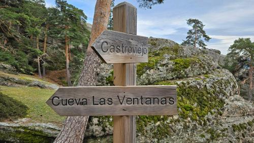 a wooden sign that reads cesques les vermont at Hotel Virginia R.H. in Vinuesa