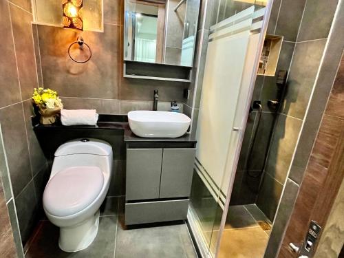 a small bathroom with a toilet and a sink at Elegante apartamento en Neiva in Neiva