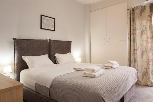een slaapkamer met een bed met handdoeken erop bij Suite 04 - Smart Cozy Suites - In the heart of Athens - 5 minutes from Metro in Athene