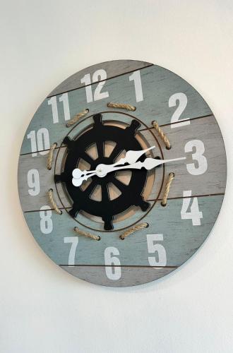 a clock with a wheel on a wall at Condo Gorgona Beach Apartamento de Lujo de 2 Habitaciones in Chame