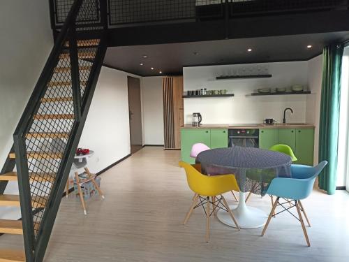 een keuken en eetkamer met een tafel en stoelen bij Agroturystyka "Apartament na wsi" Bory Tucholskie 