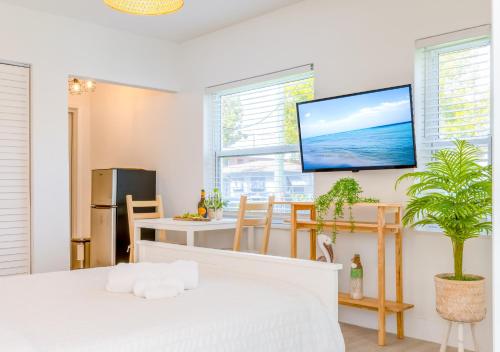 una camera con letto e TV a parete di Casa Agave Miami a Miami