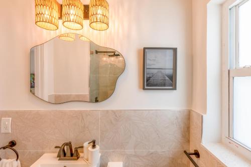 bagno con specchio e lavandino di Casa Agave Miami a Miami