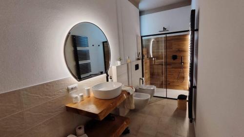 uma casa de banho com um lavatório, um WC e um espelho. em Appartamento ARCOBALENO em Tirano