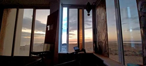 Hergla Sea view apartment & room في هرقلة: غرفة بها نافذة عليها جهاز كمبيوتر محمول