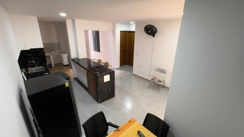 Zimmer mit einem Tisch und Stühlen sowie einer Küche in der Unterkunft Apartamento Villa Mary-Coveñas in Coveñas